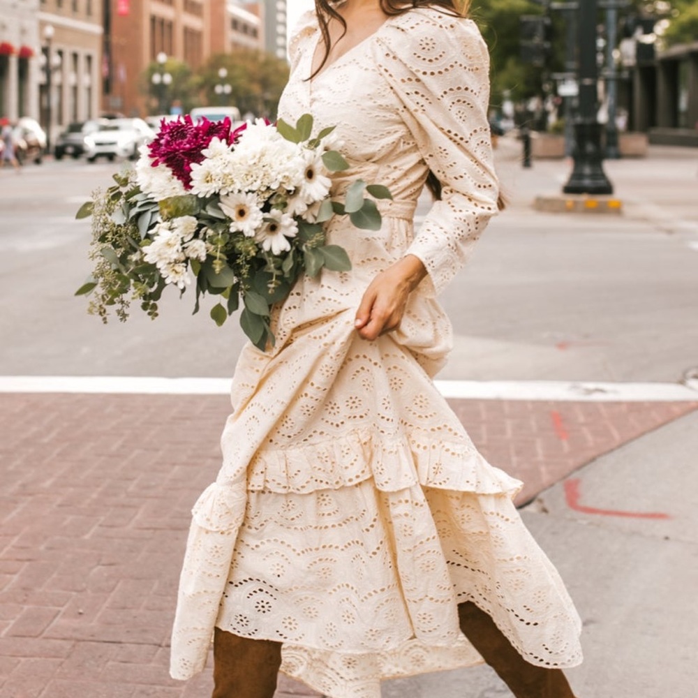 New! Ivy City Co Stunning cream dress!!!